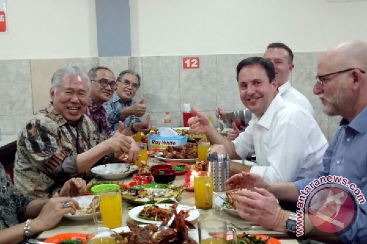 Mendag ajak Menteri Australia makan seafood pinggir jalan