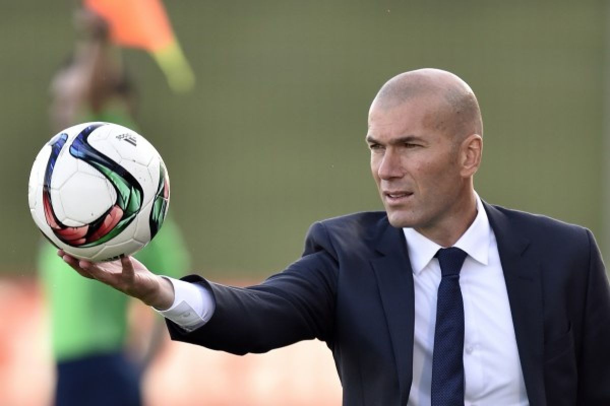 Zidane Bela Ronaldo yang Berkaca Gunakan Handphone