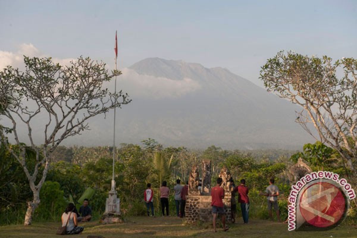 Warga Besakih jual ternak antisipasi Gunung Agung