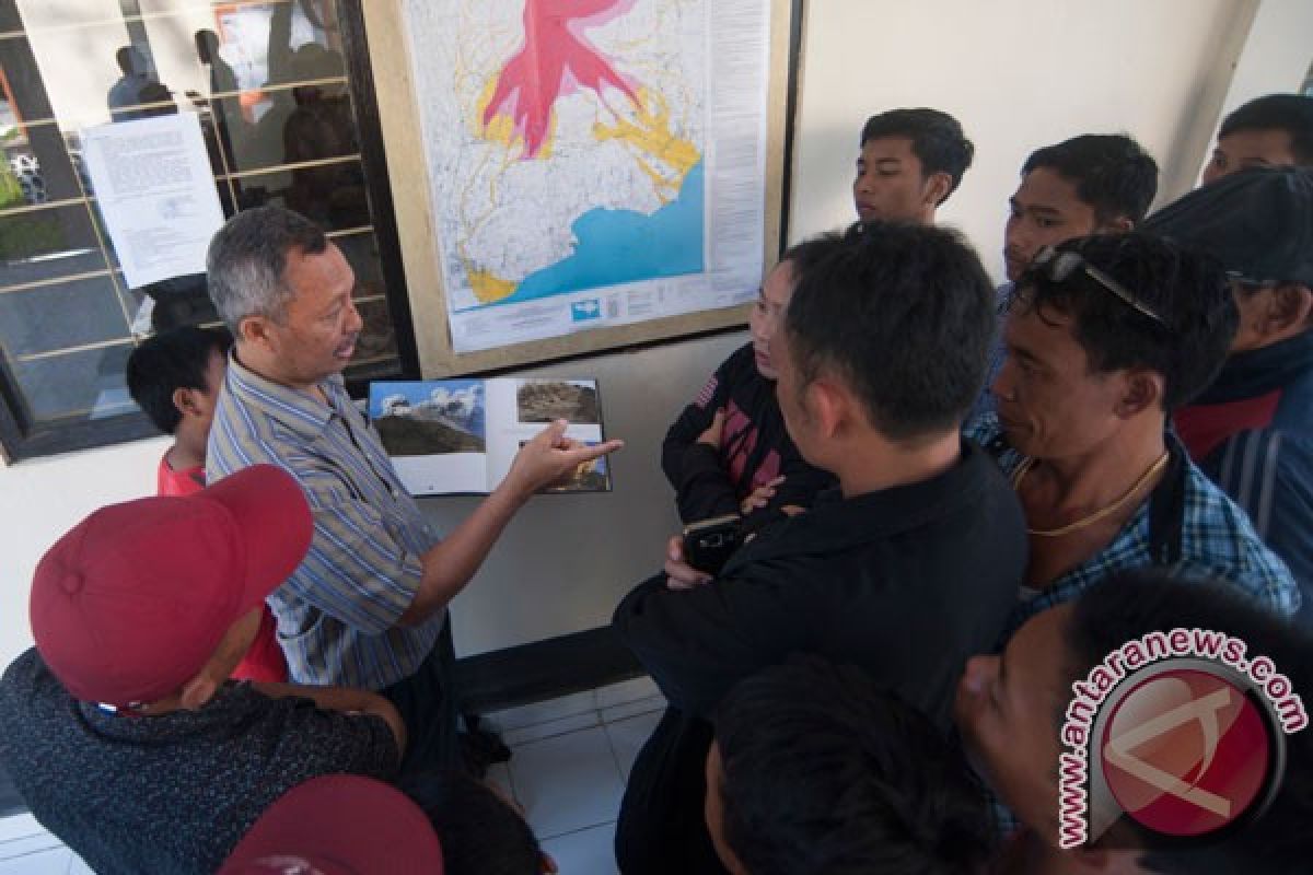 Warga Karangasem datangi Posko Gunung Agung