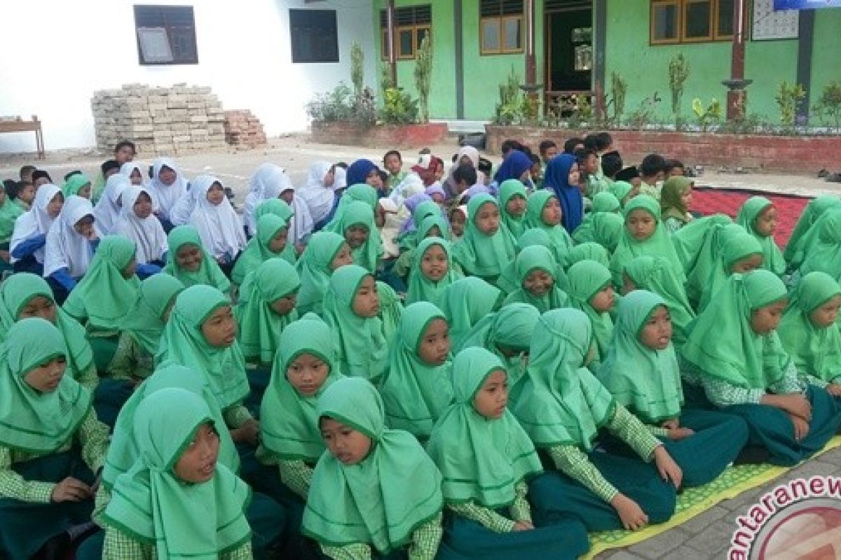 Murid Madrasah Doakan Gunung Agung