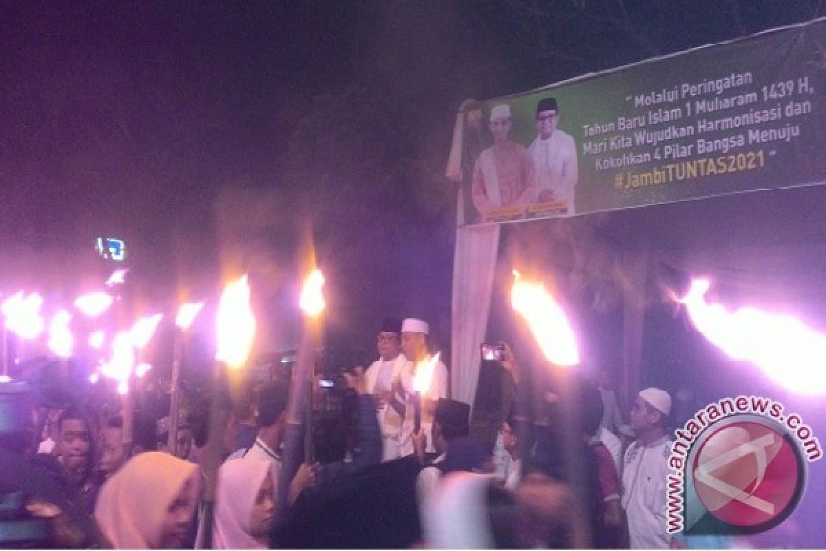 Ribuan warga ikuti pawai obor sambut 1 Muharram  (Video)