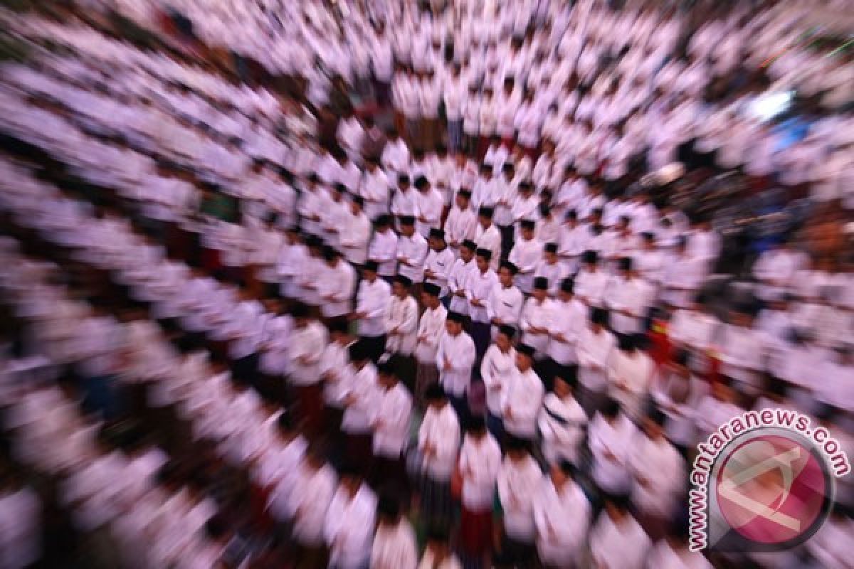 Umat Islam di Sampit doakan korban ledakan bom di gereja Surabaya