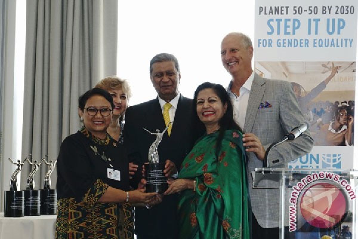 Retno Marsudi conferred agent of change award by UN women