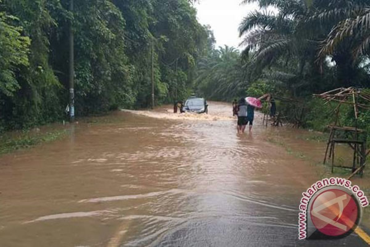 Banjir Putuskan Jalan Lintas Barat Bengkulu-Lampung