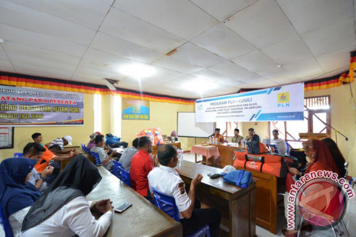 PLN Salurkan Bantuan Penanggulangan Bencana di Tanah datar