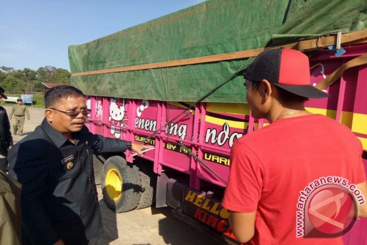 Semrawutnya Truk Parkir Ancam Keselamatan Lalu Lintas