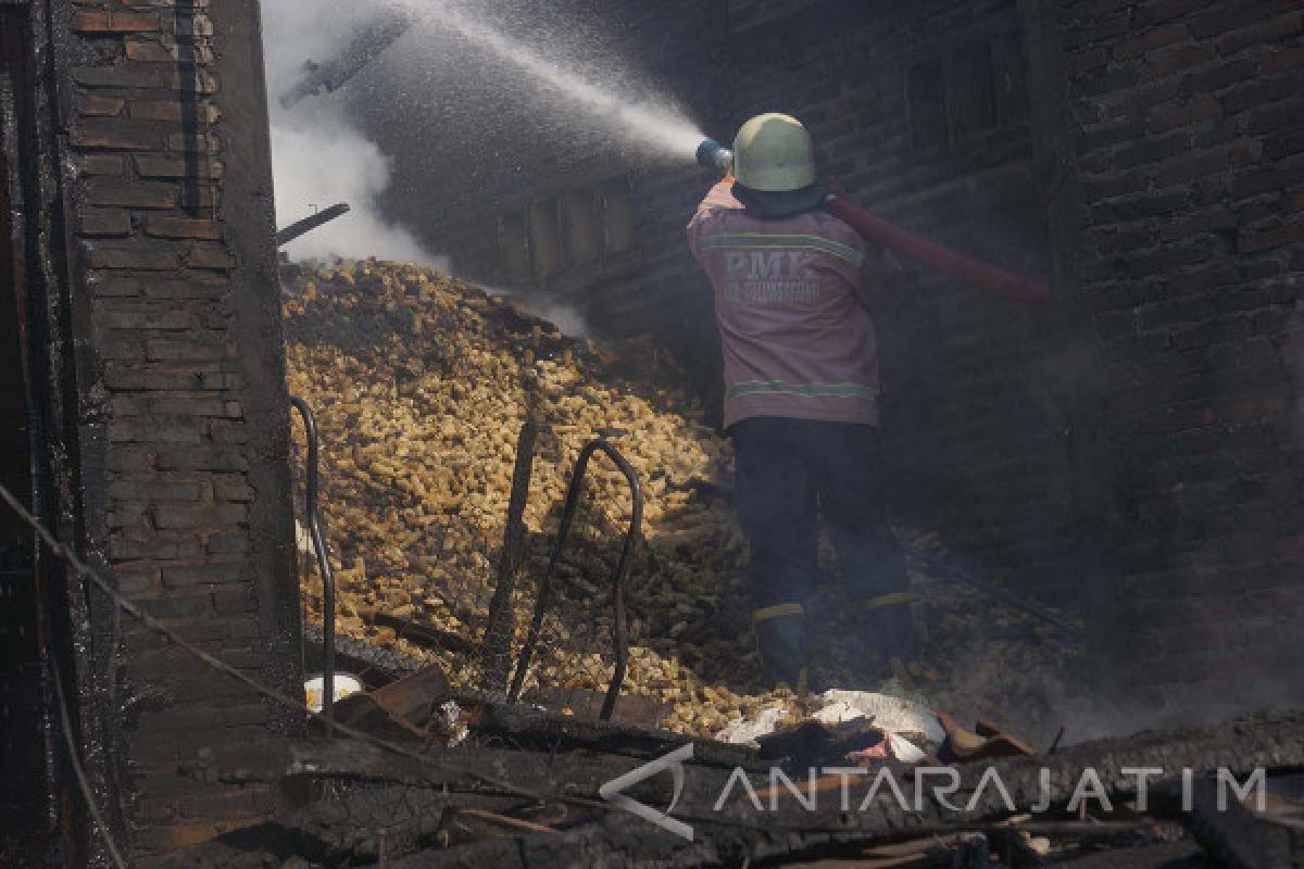 Rumah Terbakar, Sukir Terobos Api Selamatkan Kambing