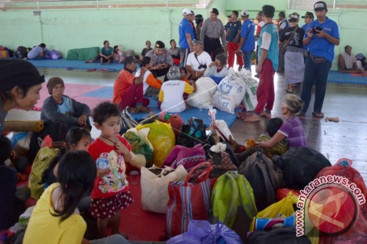 Masyarakat di Wilayah Rawan Bencana Gunung Agung Mengungsi