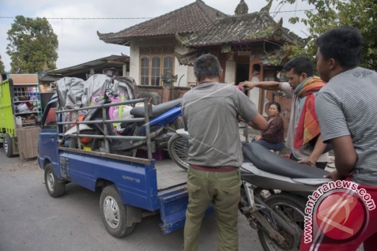 378 Warga Karangasem Mengungsi Ke Klungkung (Video)