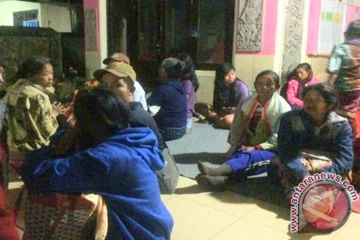 Bupati Karangasem Meninjau Warganya di Pengungsian