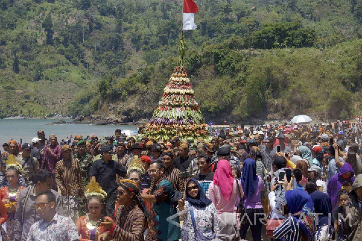 Wisatawan Ikut Meriahkan  Grebeg Suro Pantai Gemah Tulungagung