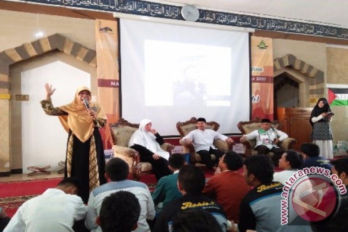 Bunda Elly Motivasi Ratusan Pelajar Depok untuk Peduli Palestina