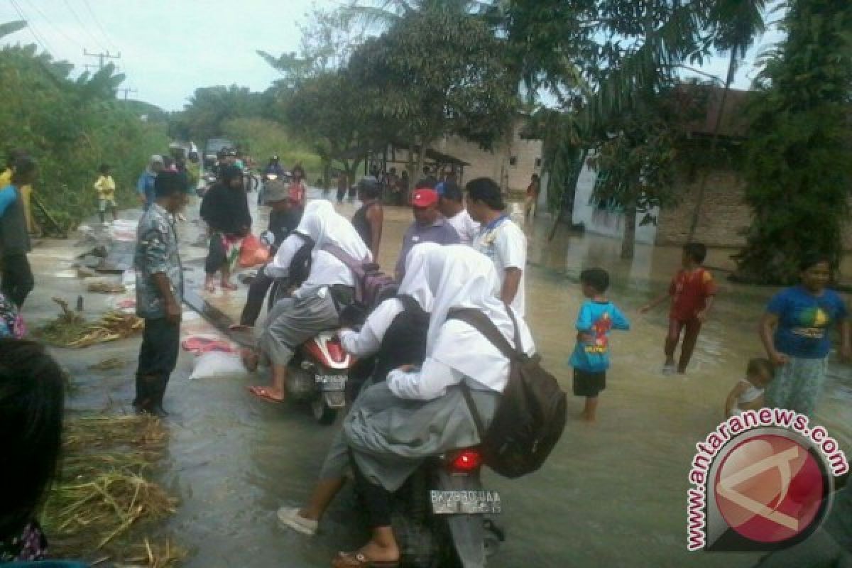 Tanggul Pecah,  Dua Dusun Terendam Banjir