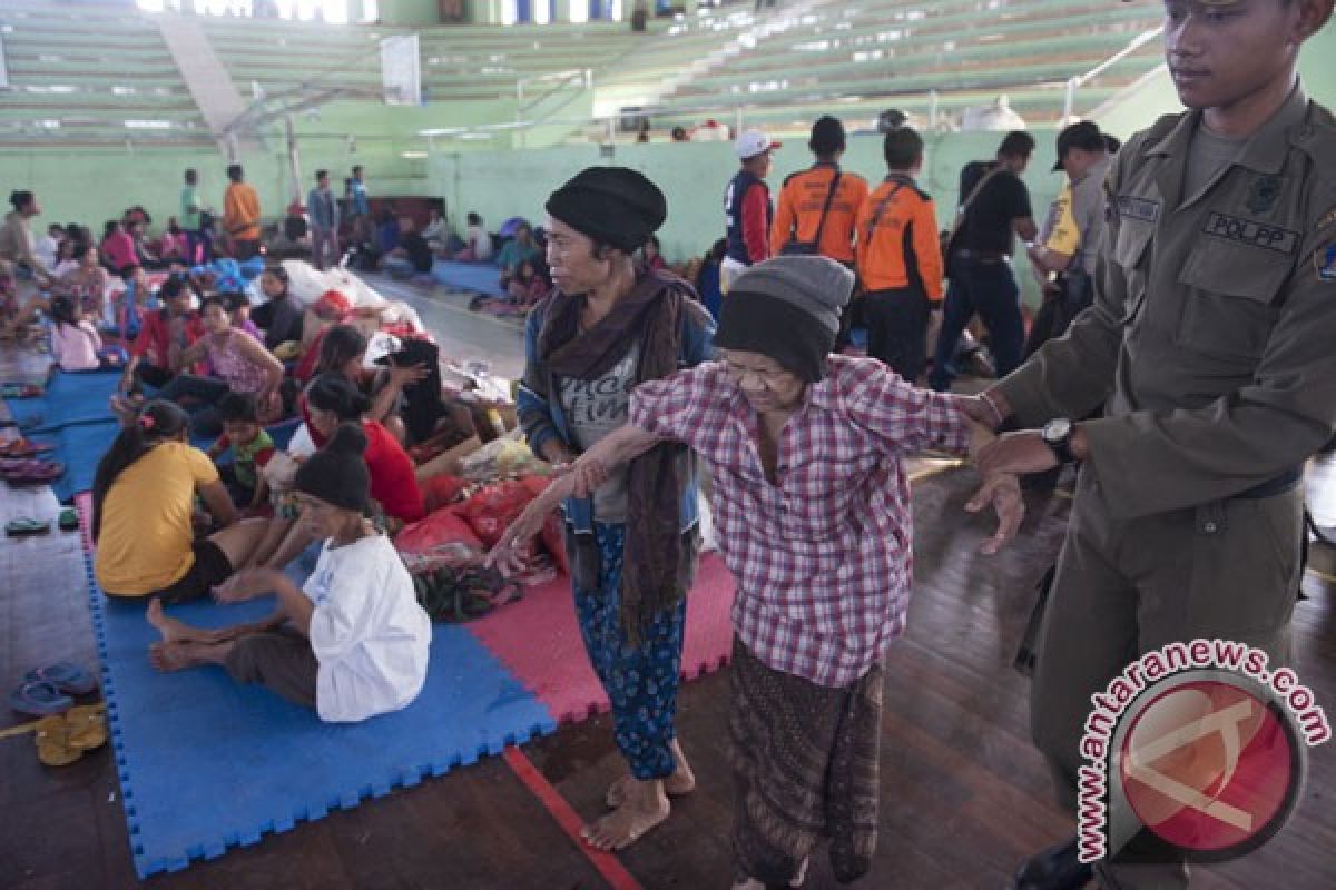 Bupati imbau donator kurangi sumbang mie instan untuk pengungsi Gunung Agung