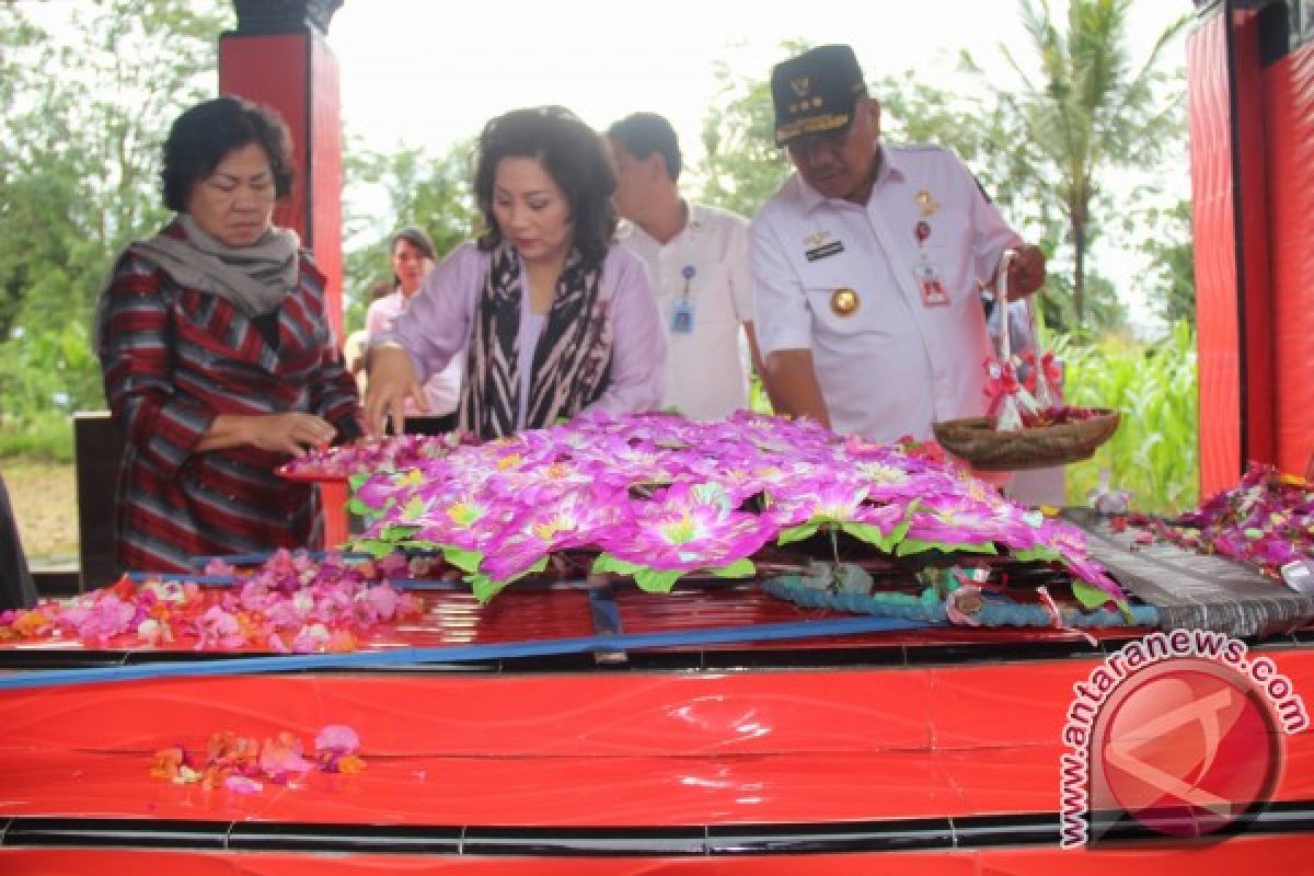 Gubernur dan Ketua TP-PKK Sulut Ziarah Makam Wagub FH Sualang