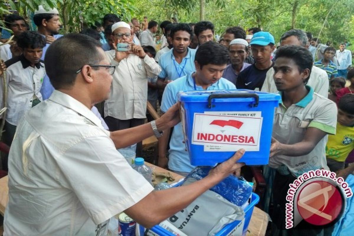 Mengantarkan Bantuan Untuk Rohingya