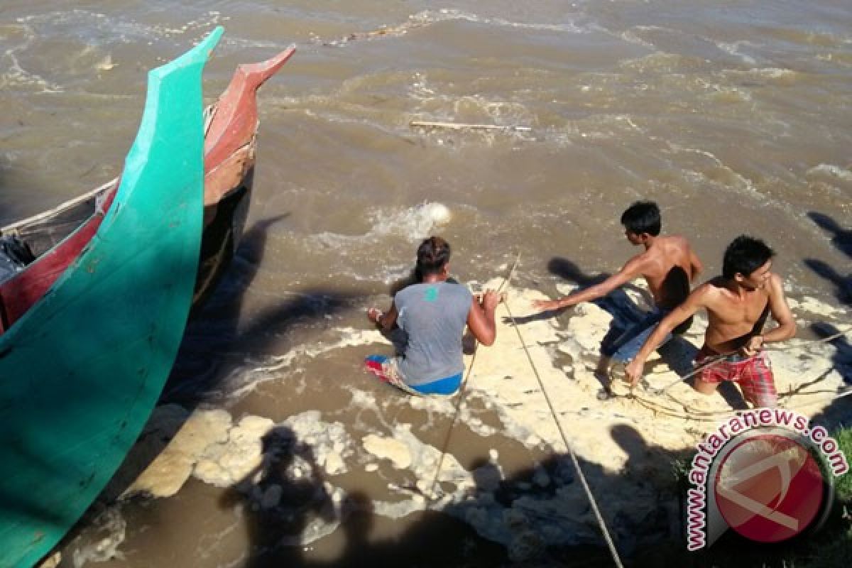 Pemkab Mukomuko segera mengevakuasi kapal tenggelam