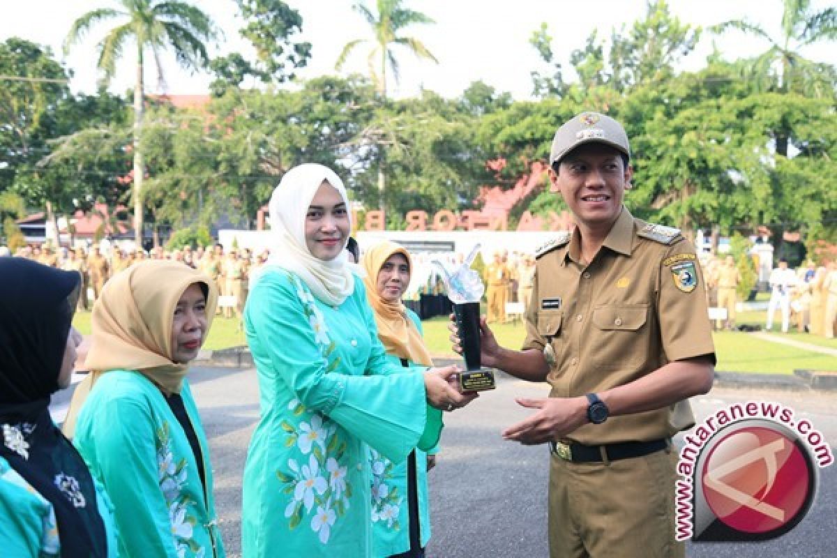 Bupati Serahkan Penghargaan Prestasi Anggrek Tanah Laut