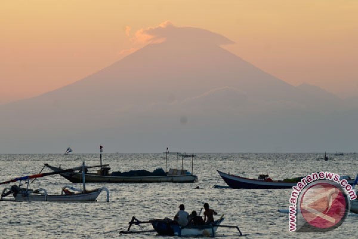 Antisipasi letusan Gunung Agung, 300 bus siaga di Bandara Ngurah Rai