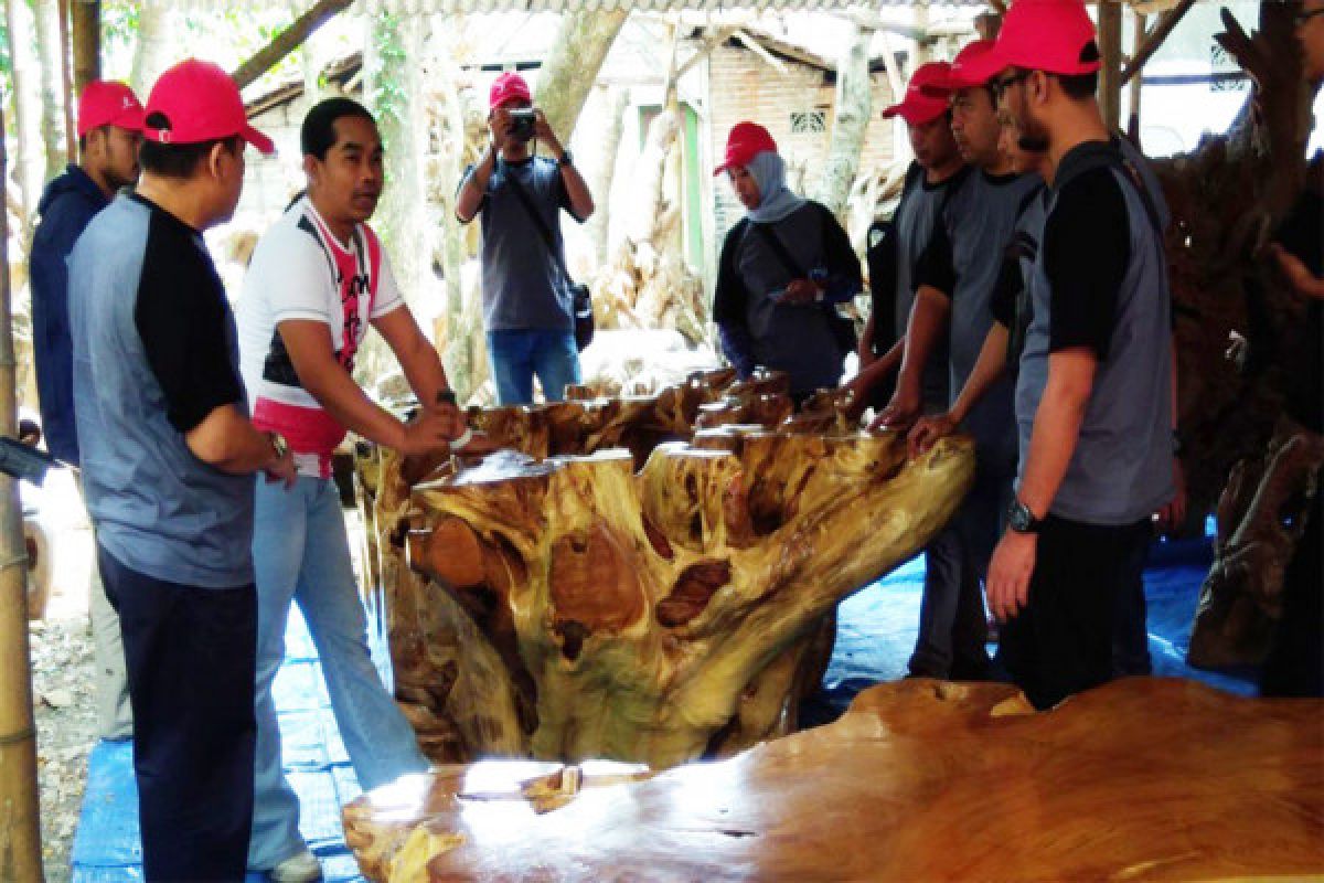 Melongok Potensi Kerajinan Jati Khas Blora      