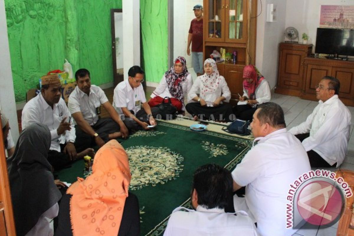 Peradah Buleleng Menyalurkan Bantuan Pengungsi Gunung Agung