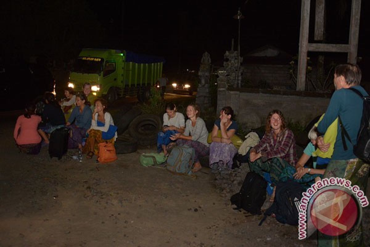 Karang Taruna bantu pengungsi Gunung Agung