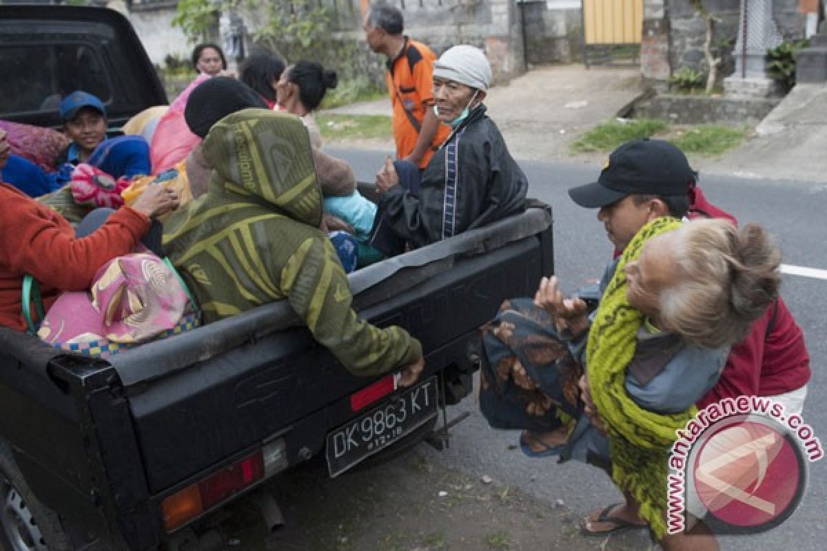Kemarin KPK tangkap Wali Kota Cilegon, pengungsi Gunung Agung bertambah