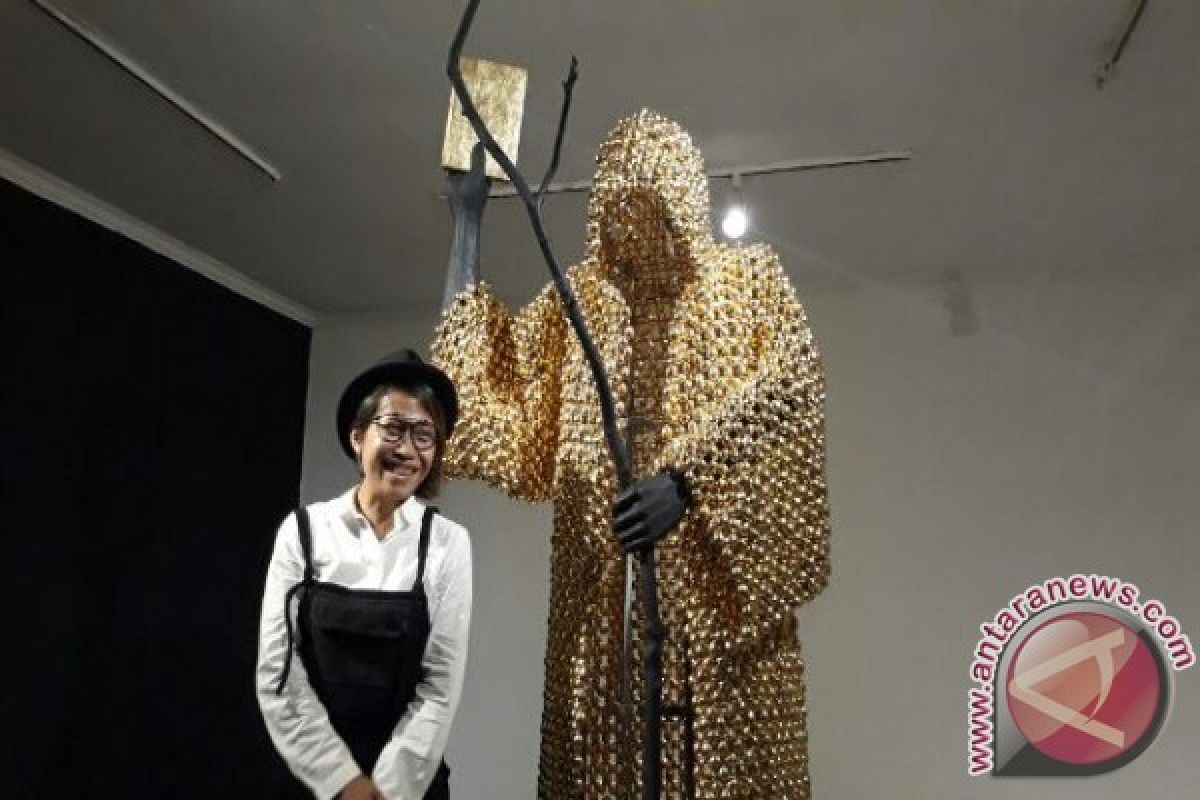 Ribuan Pala Berlapis Emas Dipajang di Galeri Nasional