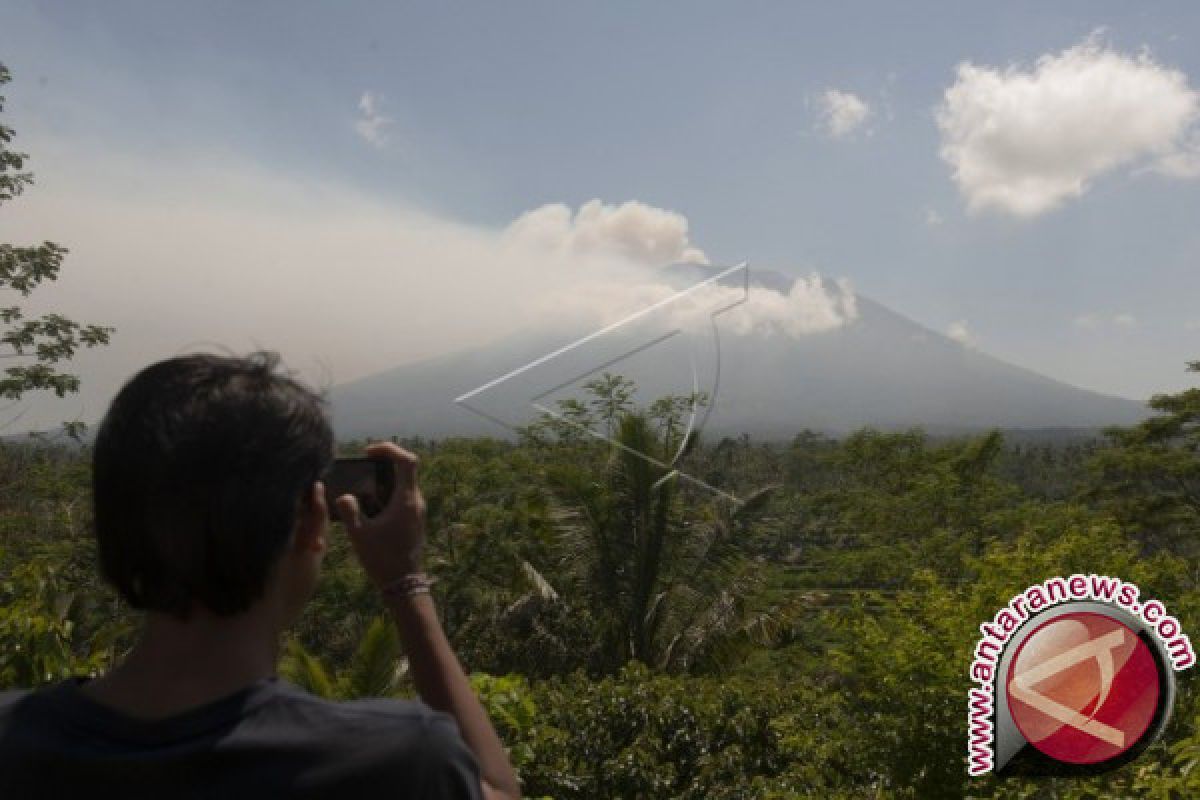 Gunung Agung Status Awas Puluhan Sekolah Libur