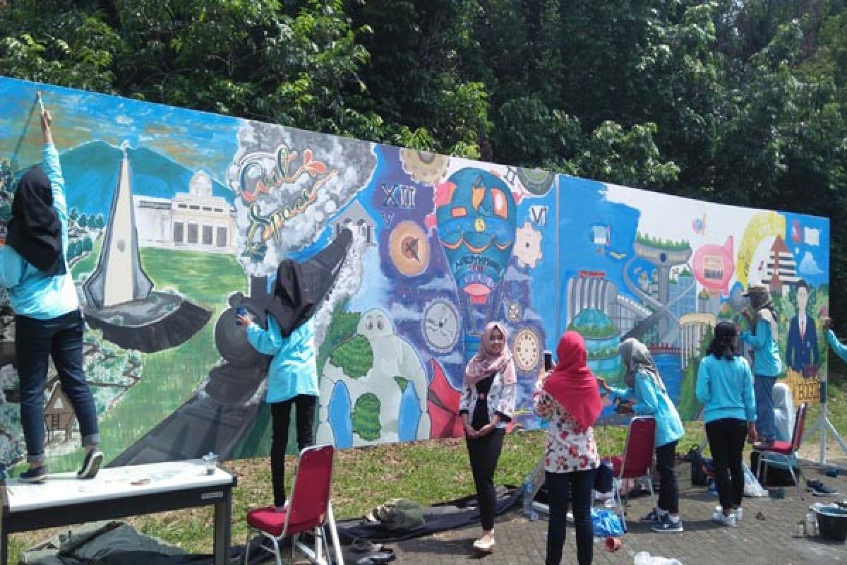 Sepuluh Mahasiswi IPB Unjuk Gigi Dalam Live Painting Agrisymphony 2017