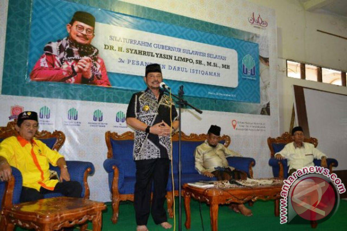 Gubernur Beri Bantuan Masjid Jami Maccopa Maros  