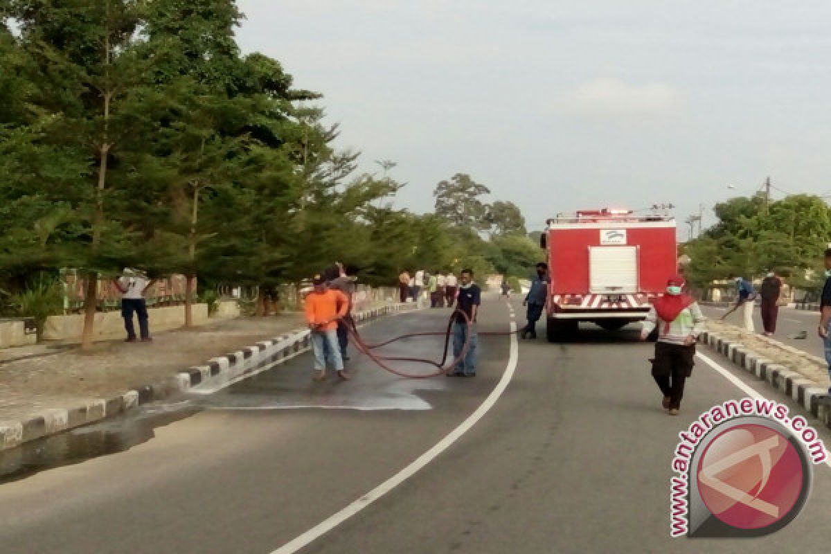 Warga Muntok Gotong Royong Bersihkan Jalan Berpasir