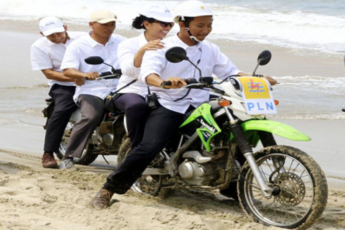 Menteri BUMN Naik Sepeda Motor Meninjau Pantai Nipah Lampung   