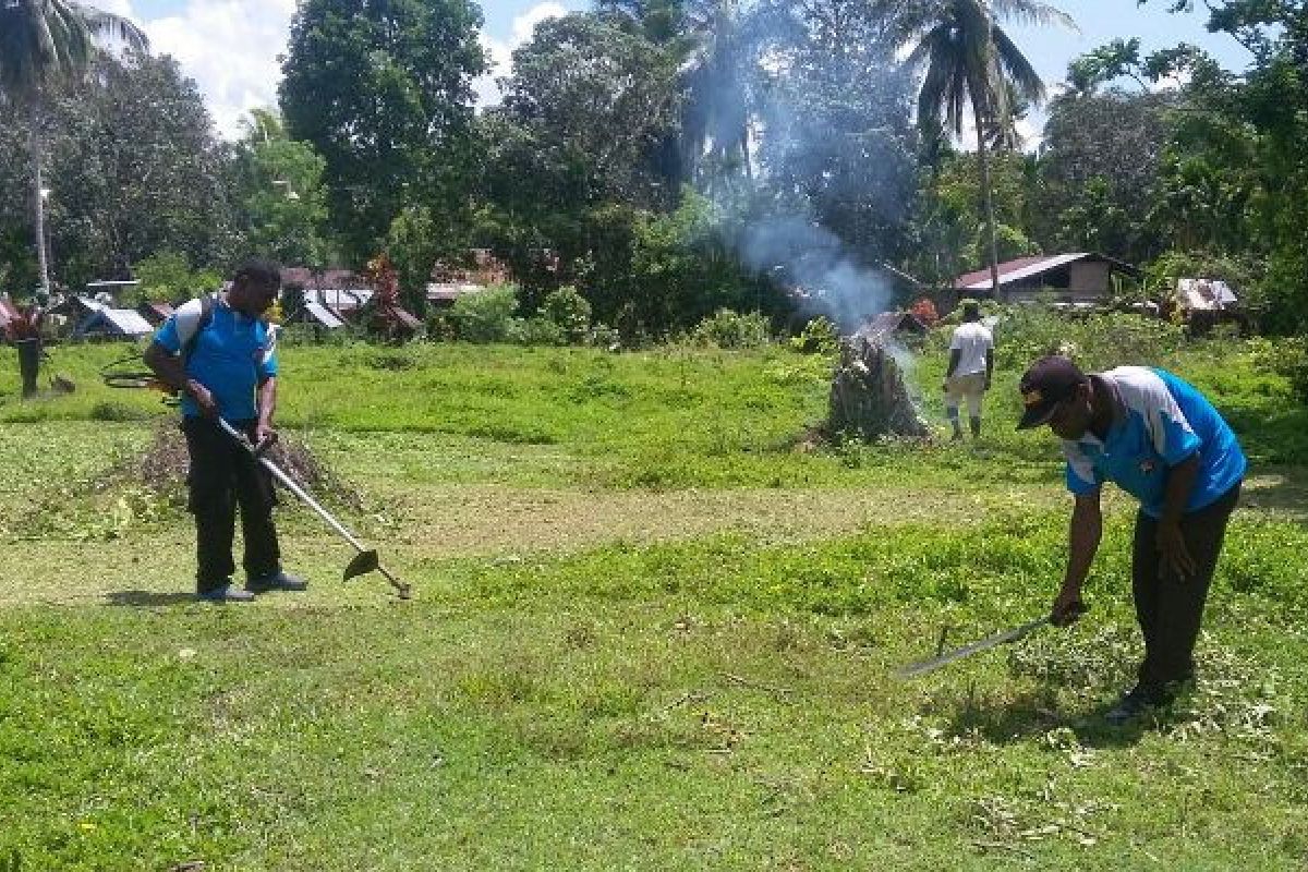 Polisi bersama warga Nimboran bersihkan kuburan