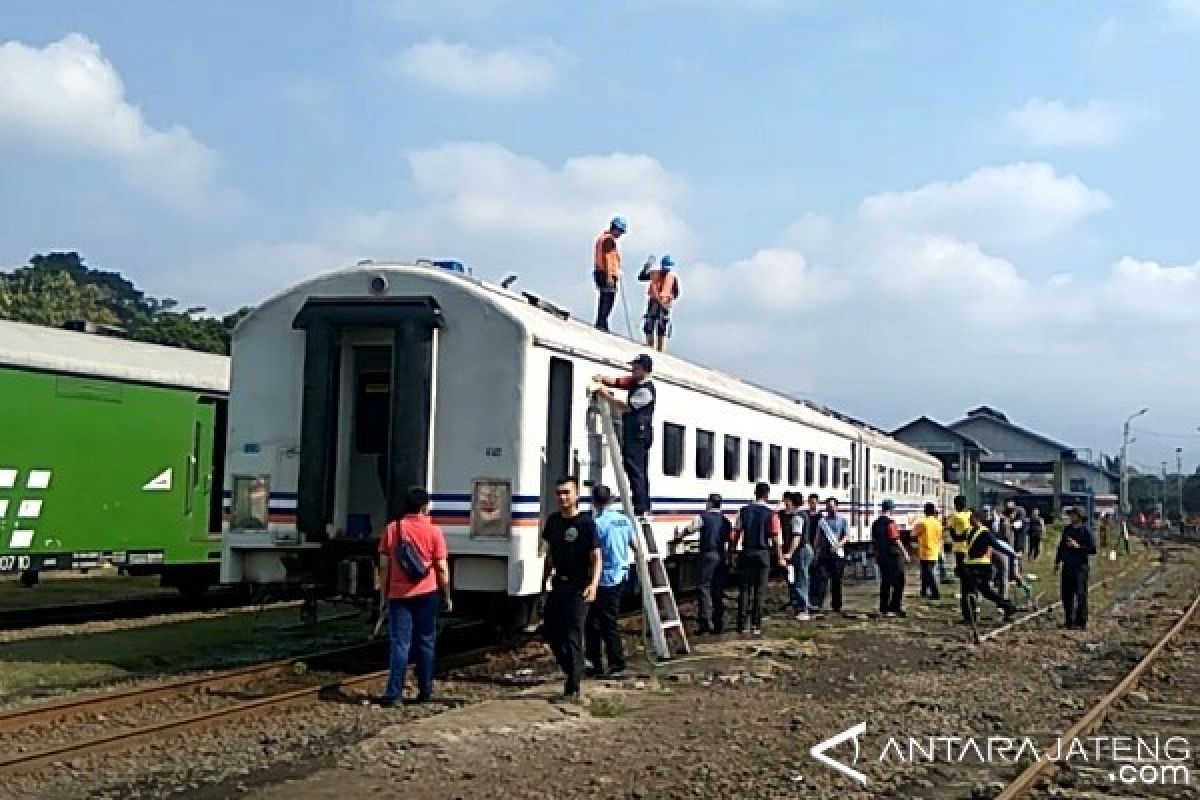 HUT Ke-72, PT KAI Semarang Ajak Komunitas Cuci Lokomotif