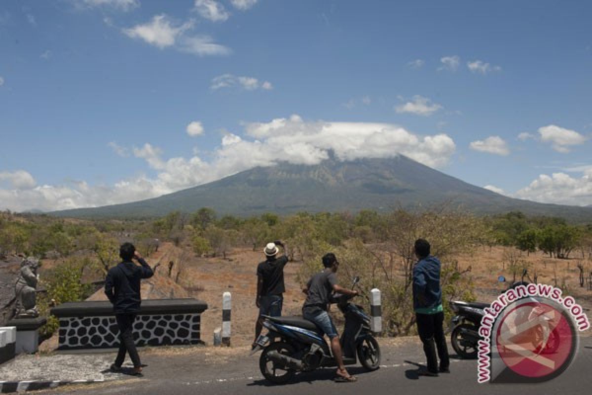 BMKG menyebut debu vulkanik Gunung Agung belum terdeteksi