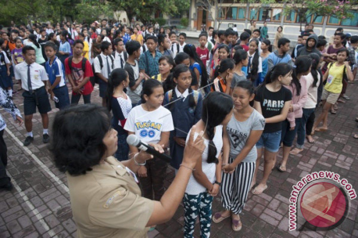 1.915 Anak Pengungsi Gunung Agung Bersekolah di Klungkung