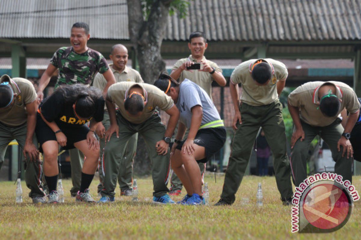 Tentara Amerika Riang Saat Menjajal Permainan Tradisional Indonesia