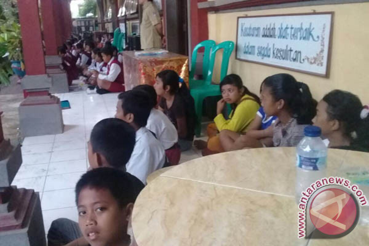 Bupati Klungkung Mengupayakan Pendidikan Anak-Anak Pengungsi 