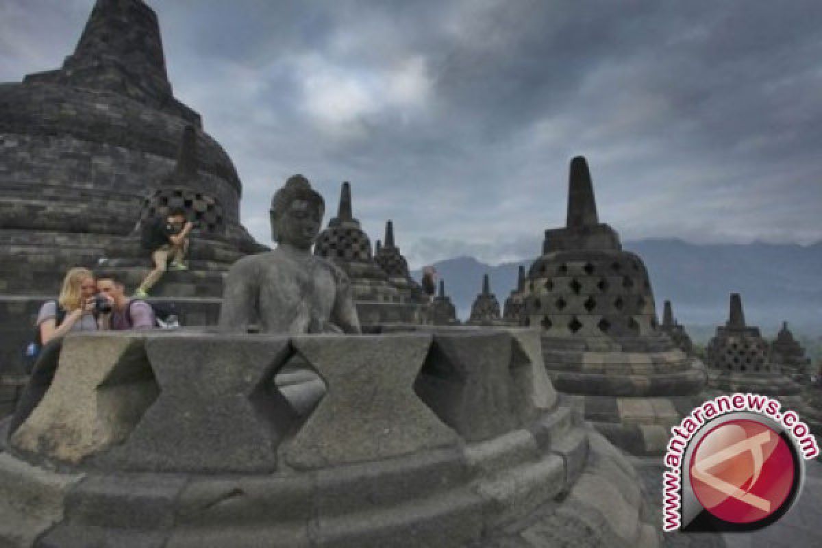 Wisatawan Pertama Borobudur Diarak Naik Gajah