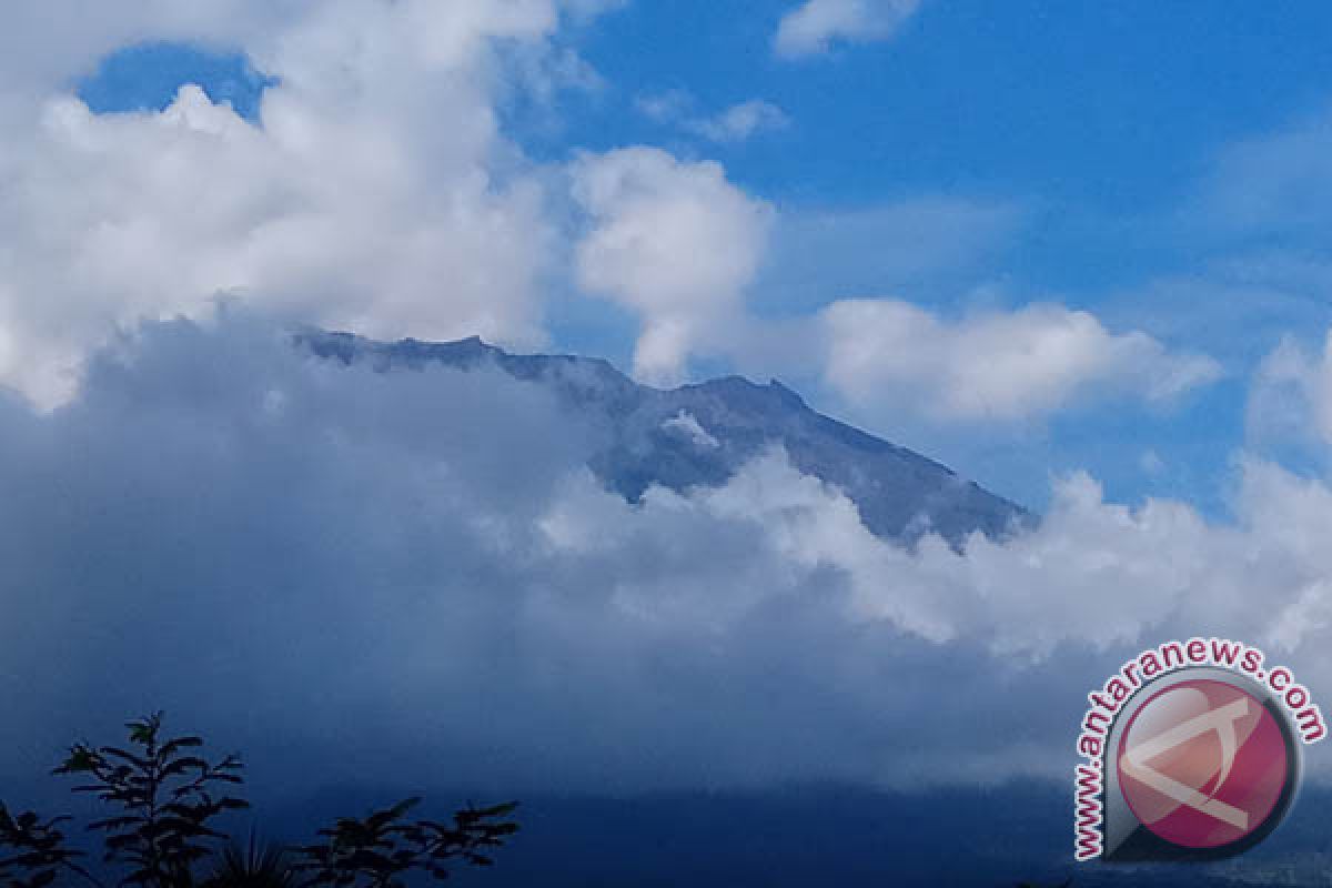 PVMBG: Kawah Gunung Agung Semburkan Uap Air