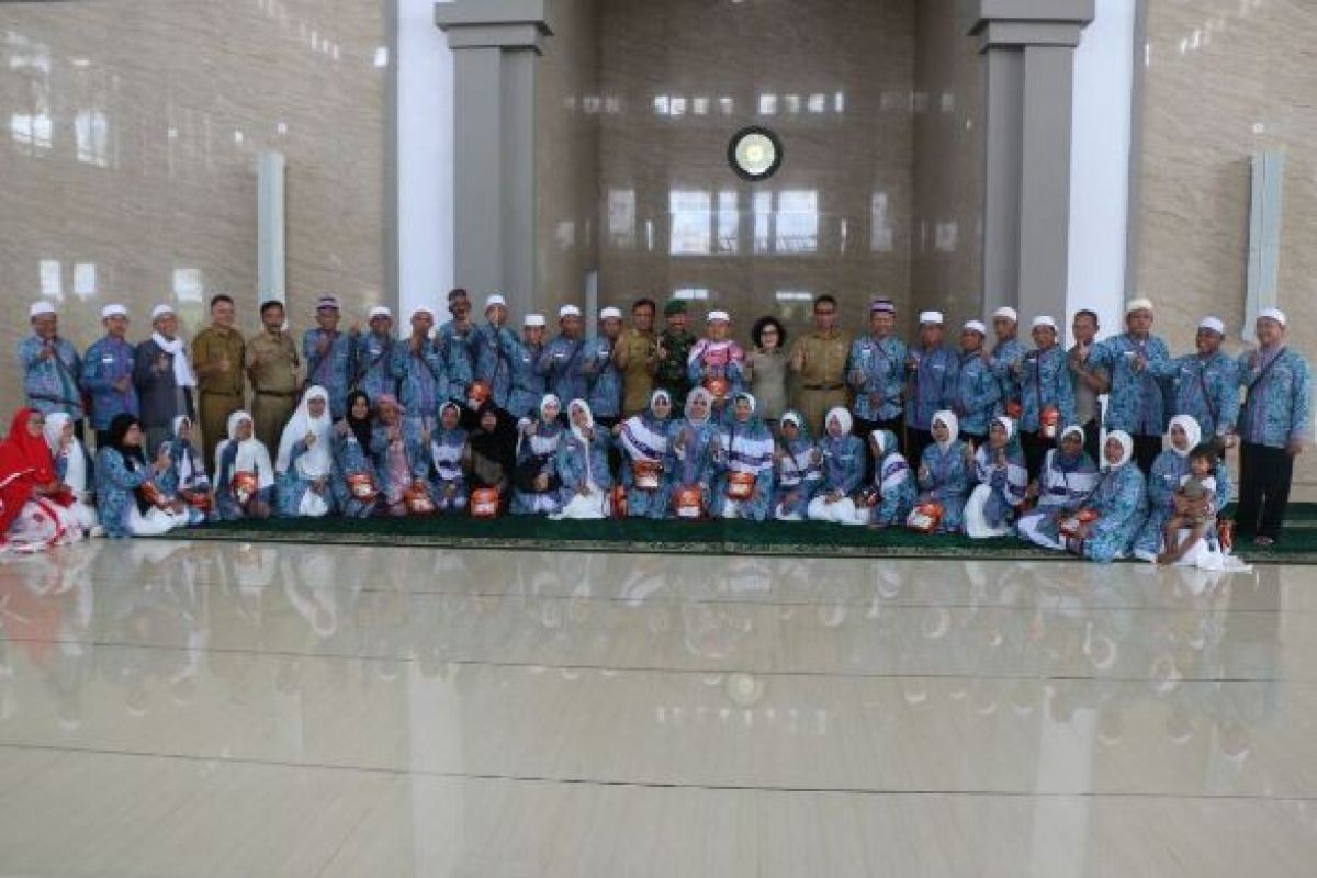 Wabup Pulang Pisau Sambut 50 Haji Warganya yang Tiba Selamat