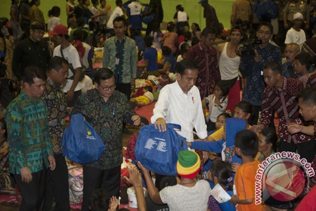 Presiden Jokowi serahkan bantuan pengungsi Gunung Agung Rp7,2 miliar