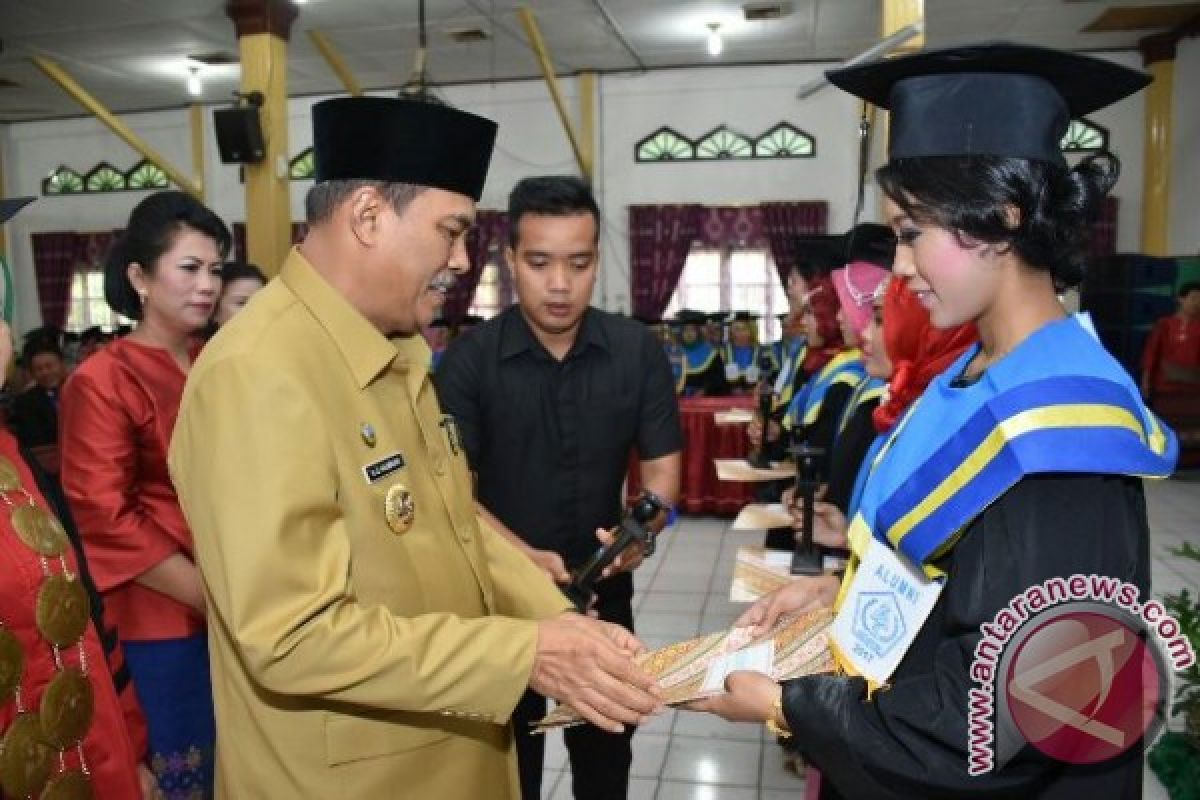 72 Lulusan Akbid Pemkot Tebing Tinggi Diwisuda