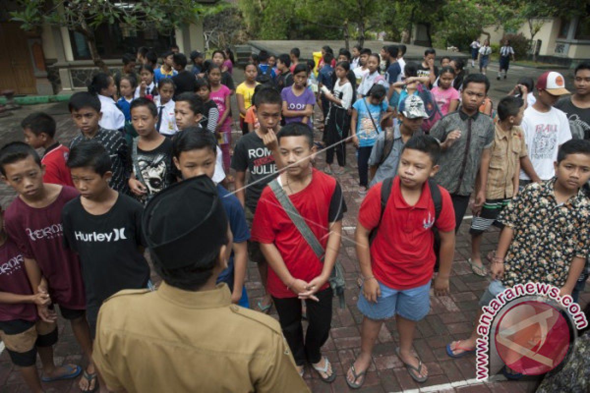 Pemkot Denpasar Bantu Alat Tulis Pengungsi Gunung Agung