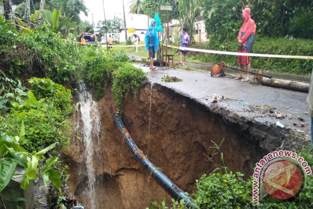 Warga Harapkan Pemkab Perbaiki Jalan Terban di Sungai Geringging