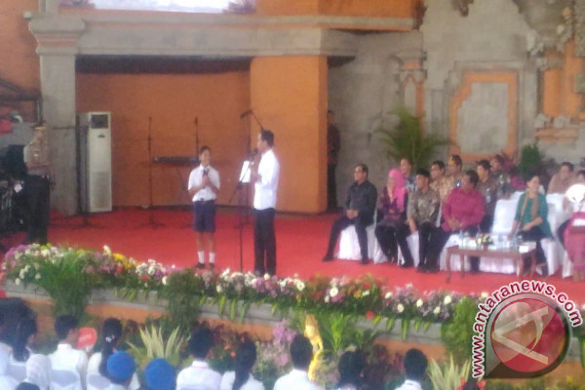 Presiden Bagikan KIP PKH di Buleleng (Video)