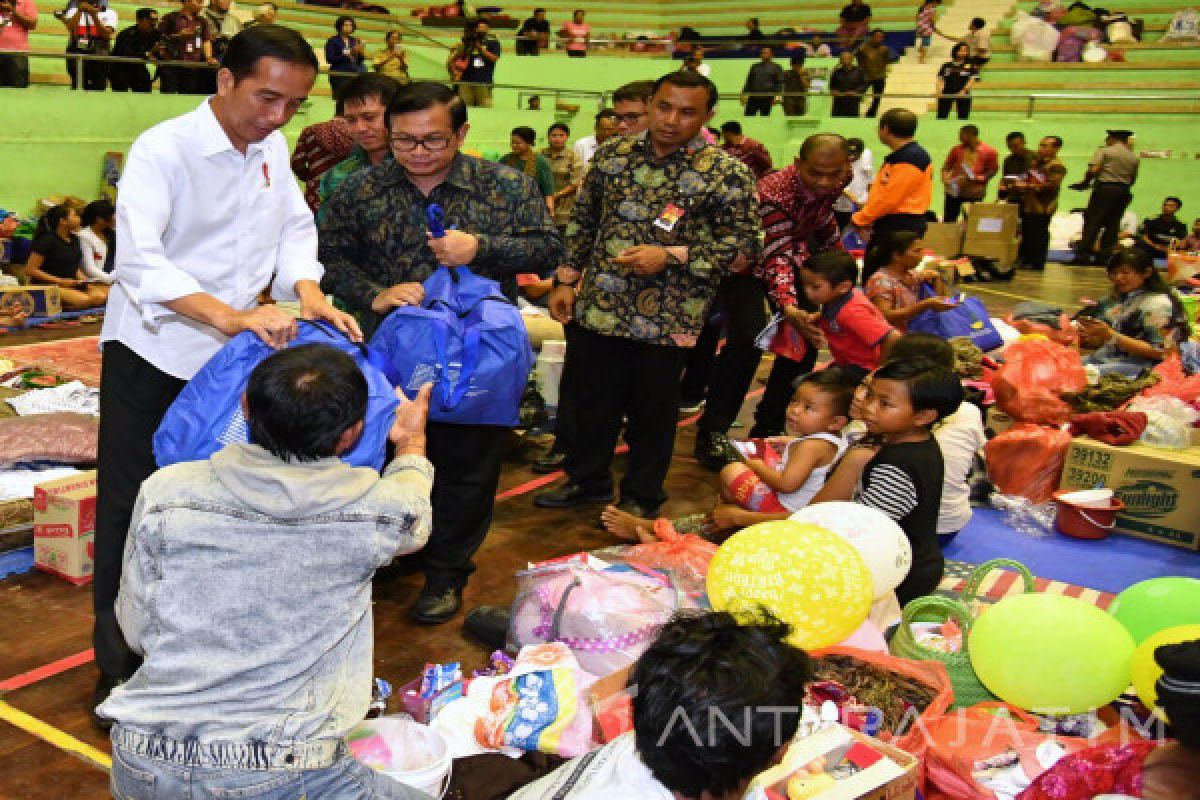 Jokowi Serahkan Bantuan Logistik Senilai Rp7,2 Miliar ke Pengungsi Gunung Agung