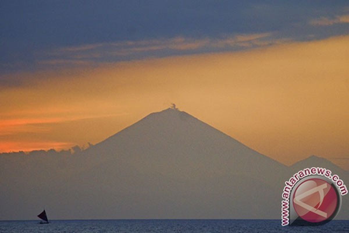 Ketika ativitas kegempaan Gunung Agung menurun